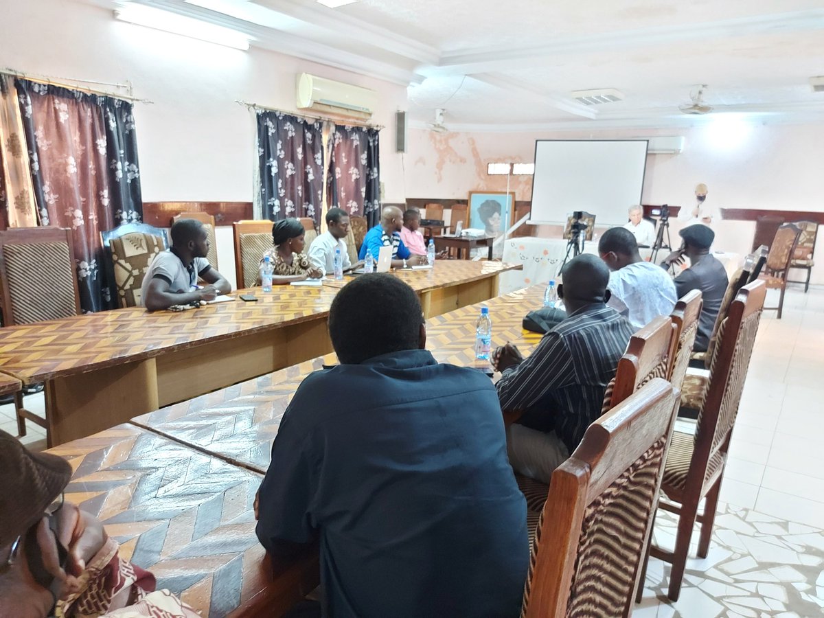 abdoulayekn1's tweet photo. #CASOA (Chercheurs Associés en Sociologie et Anthropologie), en collaboration avec #Doniblog (Communauté des blogueurs du Mali), a organisé une conférence débat sur "Les rhétoriques du pouvoir au Mali".
La conférence était animée par le Pr. Jean Loup Amselle, anthropologue. https://t.co/NYM0HPNYRh