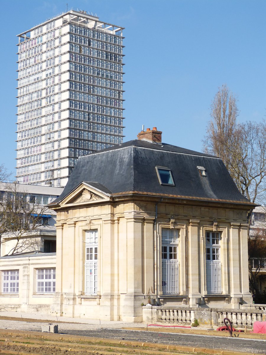 Le château est démantelé apr la Révolution (le chemin de fer d'Orléans portant le coup de grâce en 1839). Les communs sont occupés par la faïencerie Boulenger jusqu'en 1936, avant de laisser place à la dalle de Choisy dans les années 60. Ne subsistent que les 2 pavillons d'entrée