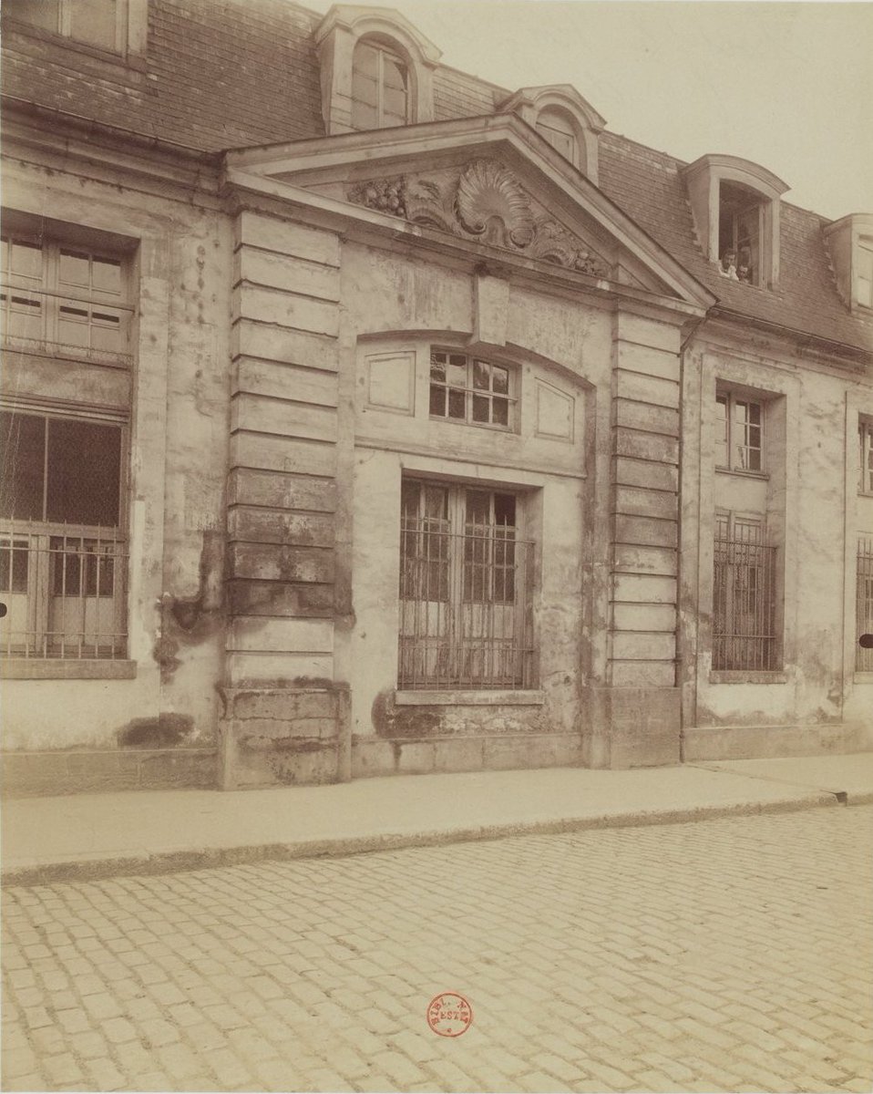 Le château est démantelé apr la Révolution (le chemin de fer d'Orléans portant le coup de grâce en 1839). Les communs sont occupés par la faïencerie Boulenger jusqu'en 1936, avant de laisser place à la dalle de Choisy dans les années 60. Ne subsistent que les 2 pavillons d'entrée