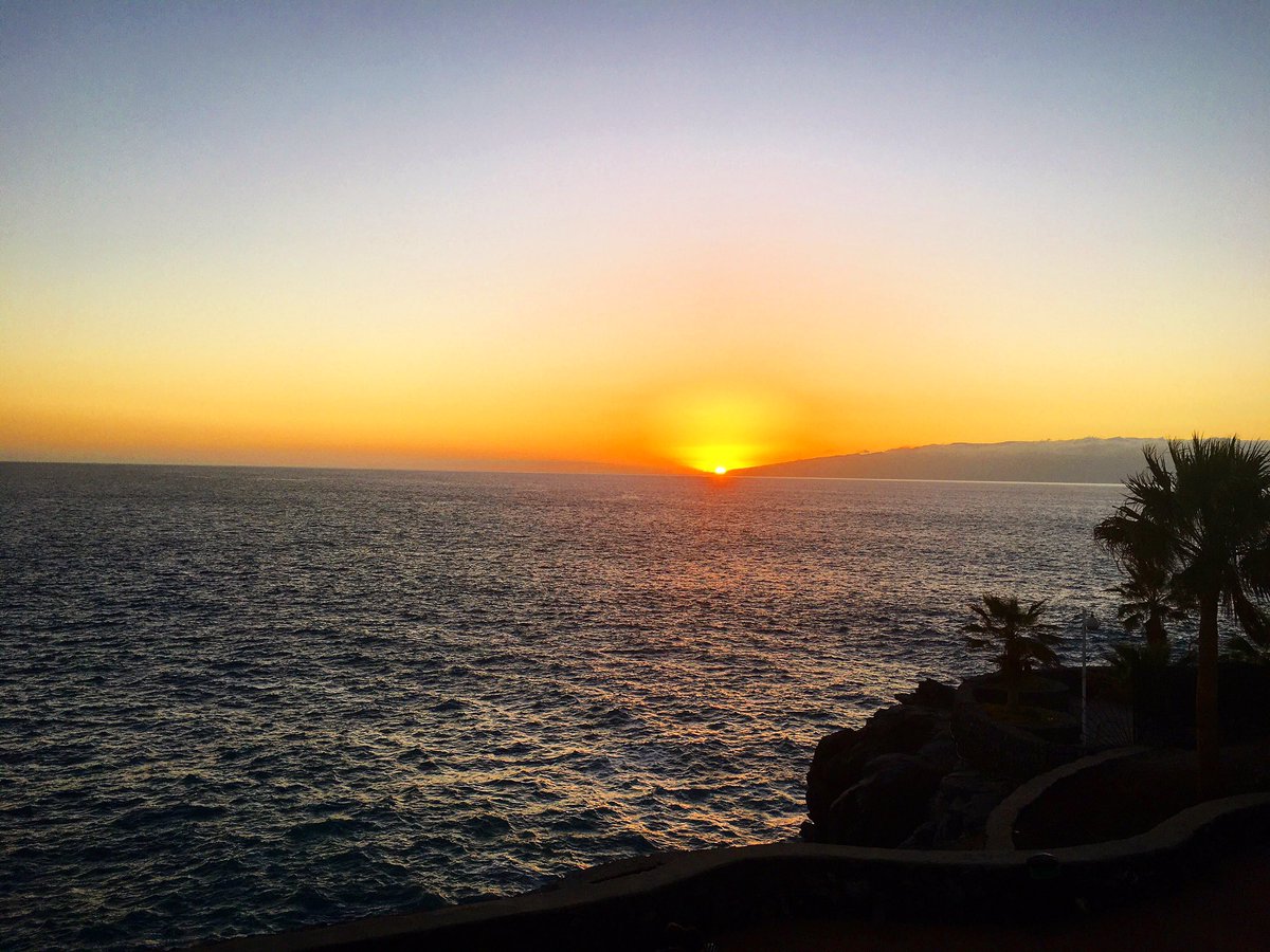 Sunset vibes🌅

#sunset #tenerife #canaryislands #sky