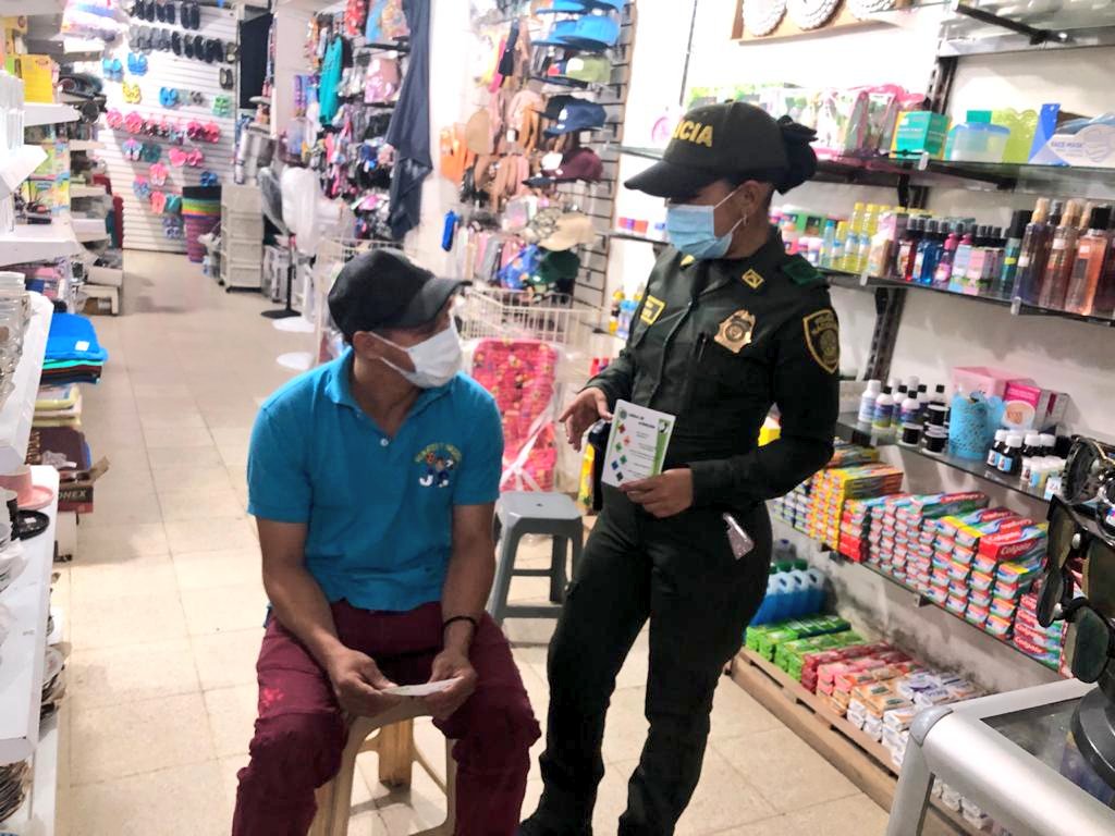 PoliciaChoco's tweet photo. #Ismina | Con planes puerta a puerta en el sector comercial socializamos campaña contra la extorsión y el homicidio, entregando a la ciudadanía números de emergencia y de los cuadrantes de cada sector. #ConstruyendoSeguridad https://t.co/pXUSpzmJFR