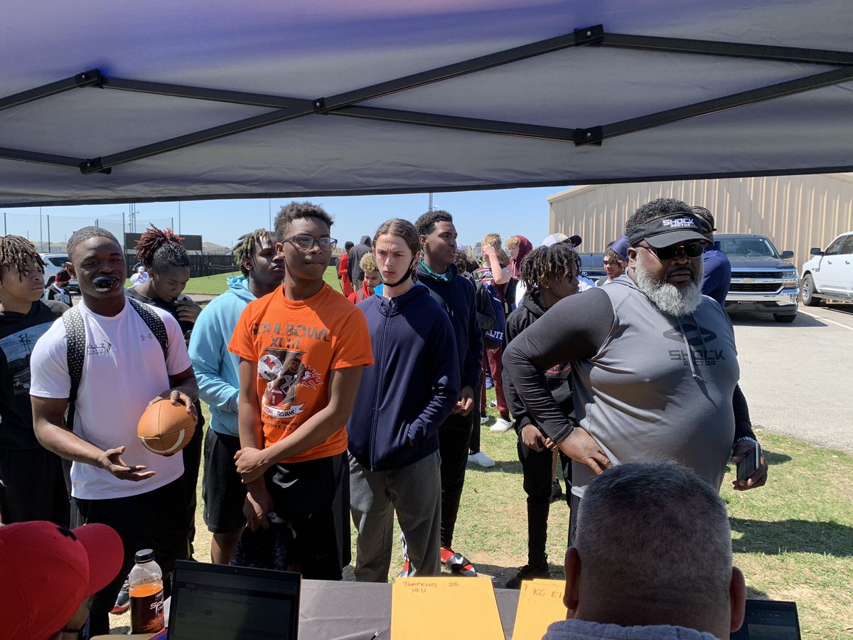 lori_montelongo's tweet photo. Great morning of football with all of the 12U groups. Getting ready for 14U, 15U &amp; U. @PremierEventsU2 @PSouthtexas @montelongo_john https://t.co/9ske0vujFa