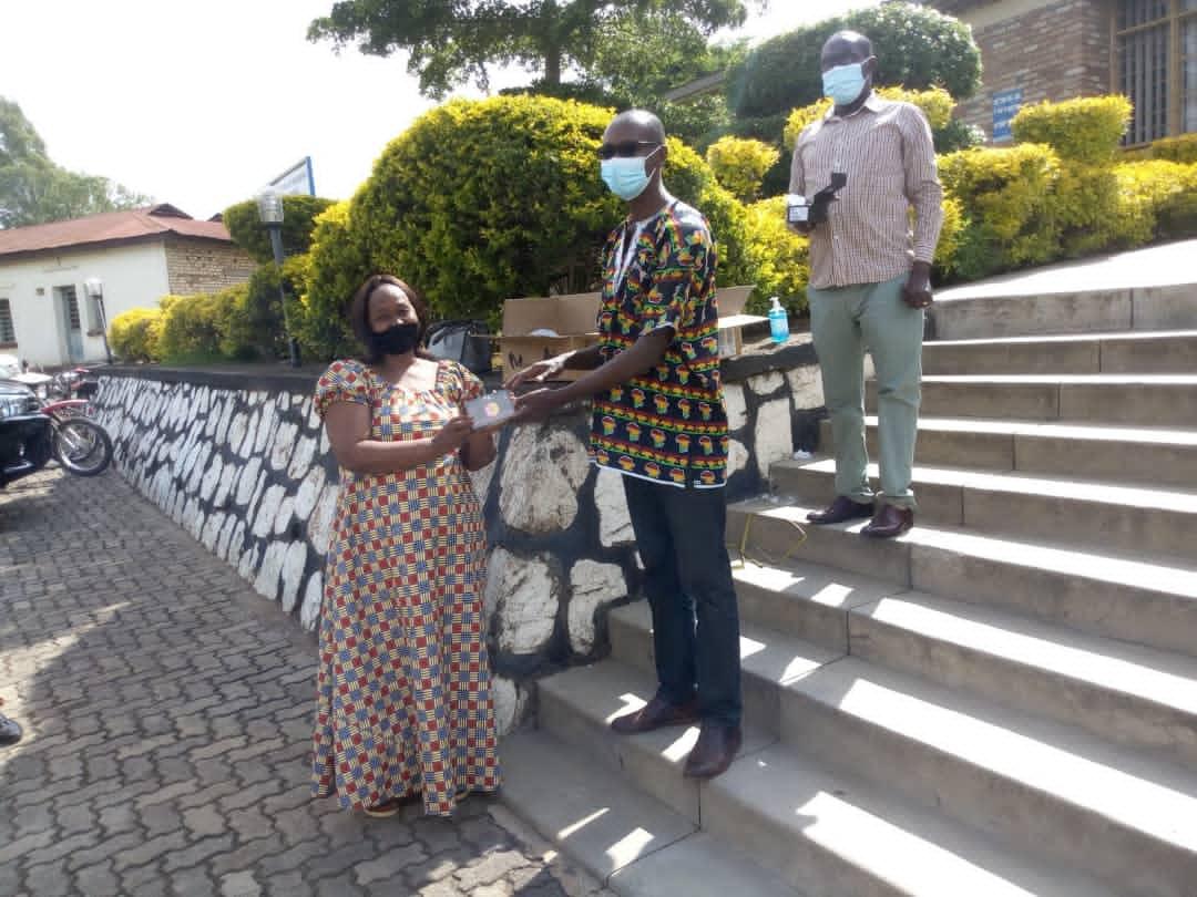 NyanzaDistrict's tweet photo. Abayobozi b'imidugudu yose igize Akarere ka Nyanza uko ari 420 batangiye guhabwa telefone za smart mu rwego rwo kubafasha gutanga serivisi nziza mu kazi kabo ka buri munsi. Hakaba haherewe ku bo mu murenge wa Busasamana na Ntyazo. https://t.co/gazQibPAYR
