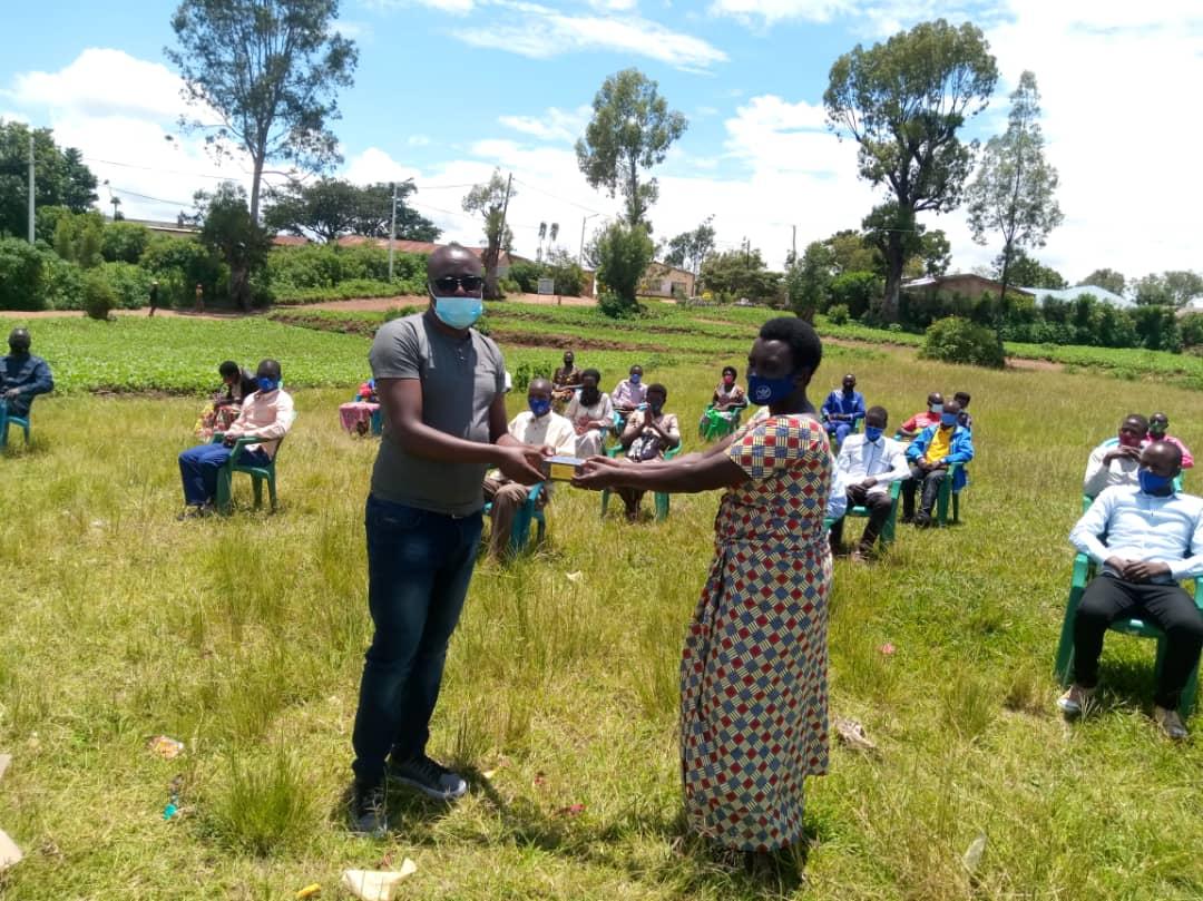 NyanzaDistrict's tweet photo. Abayobozi b'imidugudu yose igize Akarere ka Nyanza uko ari 420 batangiye guhabwa telefone za smart mu rwego rwo kubafasha gutanga serivisi nziza mu kazi kabo ka buri munsi. Hakaba haherewe ku bo mu murenge wa Busasamana na Ntyazo. https://t.co/gazQibPAYR