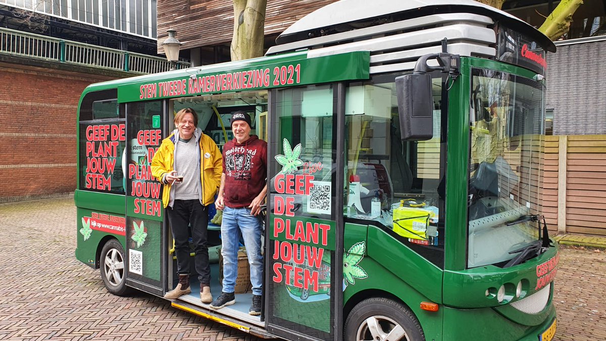 Derrick Bergman, voorzitter stichting <a href="/vocnederland/">VOC Nederland</a> en presentator <a href="/CannaStemBus/">CannaStemBus</a>, en Joop Mestrom, founding father <a href="/rolstoned/">CNNBS.nl</a> en <a href="/Mediwiet_site/">Mediwietsite.nl</a>, nestor van de Nederlandse cannabis journalistiek, Haarlem, 15 maart 2021.
📷 Sanne van Schie