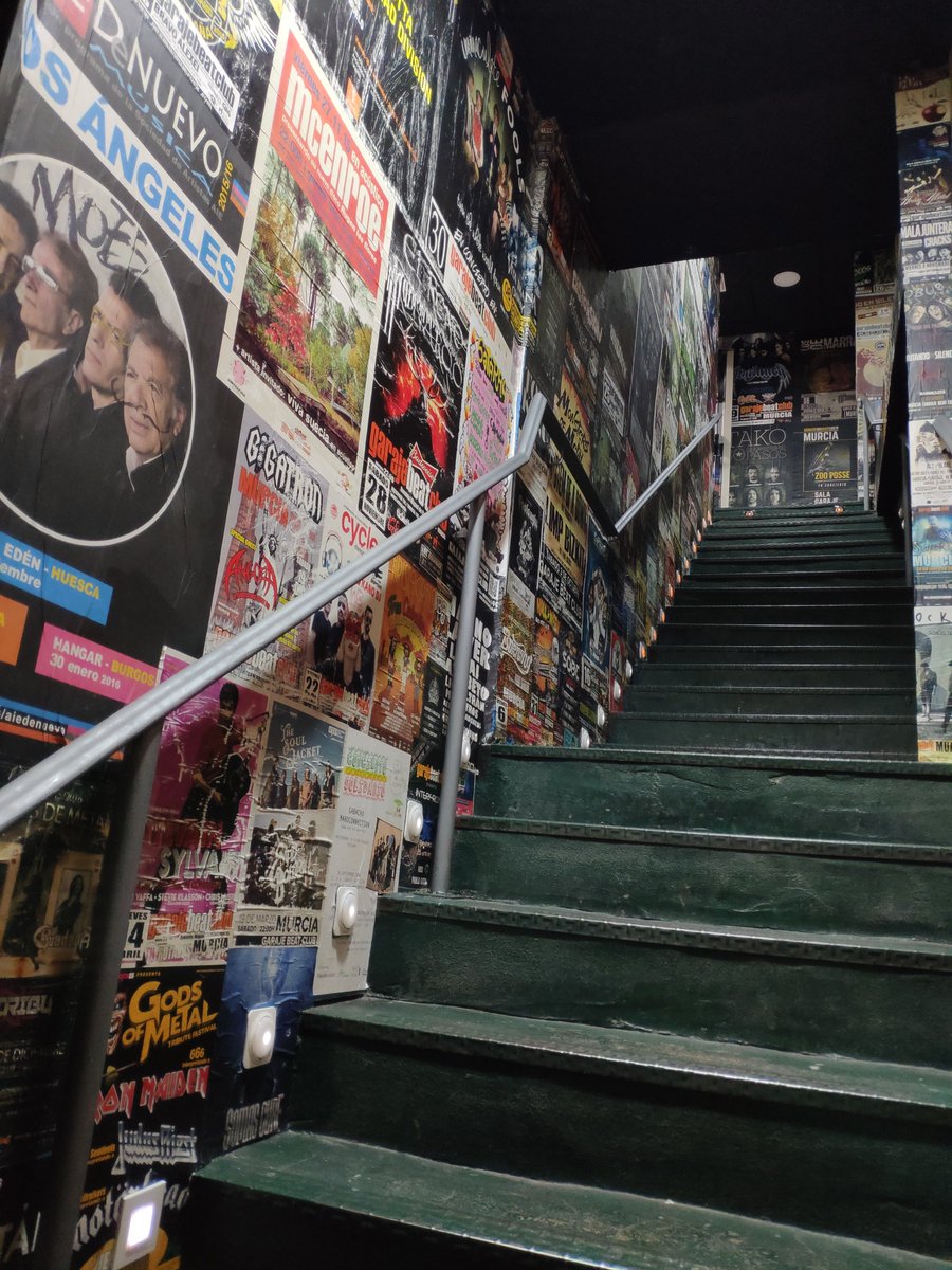 Miles de artistas han bajado estas escaleras antes de hacernos disfrutar con su show sobre las tablas de GBC.

#ApoyaTuSala