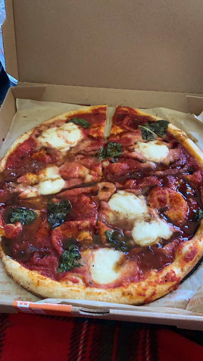 Trina_Wylington's tweet photo. Lol I think the squeeze bottle wasn’t working when they made my pizza lol
#blazepizza #firepizza
Classic crust
Fresh mozzarella
Fresh basil
Balsamic glaze drizzle https://t.co/x5QP7ITYzS
