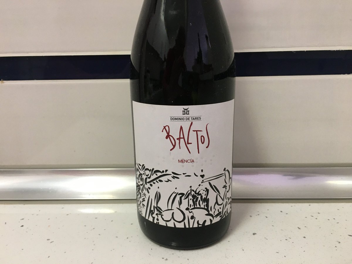 JosefssonOla's tweet photo. Kvällens vin: Baltos 2017 från @DominiodeTares i trendiga @DOBierzo på 100 procent mencía och sex månader på fat. Körsbär med kombinationer av söta kryddor, mörka skogsbär och smaskiga tanniner. 8,90 euro (Carrefour). #spanskaviner https://t.co/CFsPlcWURm