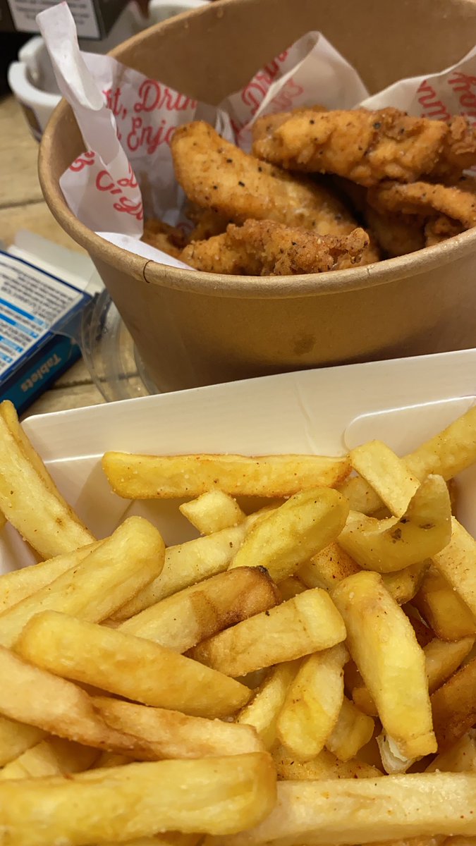 johncannon1973's tweet photo. @EddieRocketsIRL standards have gone downhill something shocking. Everything half cooked and greasy, very very let down.. brown lettuce, half cooked burgers and €3 for a can of coke... not right https://t.co/KgTuWdfRIZ