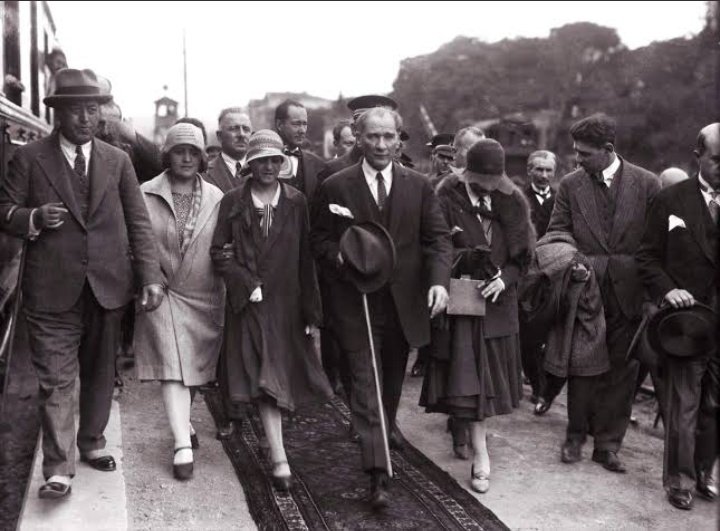 Tugcekaya22's tweet photo. Kadınları geride bırakan toplum geride kalmaya mahkumdur.
-Mustafa Kemal ATATÜRK #istanbulsozlesmesiyasatir https://t.co/ZOEd22QuLO