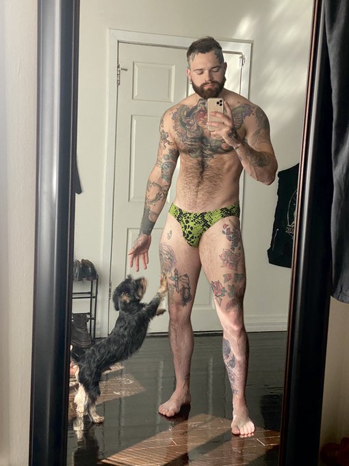 Good morning stretches from Carl.🥰 https://t.co/xUl3f5pJYu