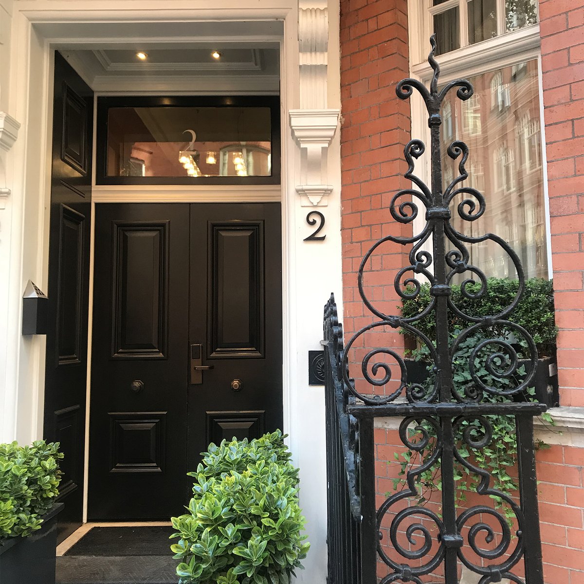 TheAthenaeum's tweet photo. Can't wait to open these doors once again
.
.
.
#athenaeumlife #apartments #mayfair #london #mayfairhome #londonhome #theathenaeum #theathenaeumhotel https://t.co/wr7b6ocvV5