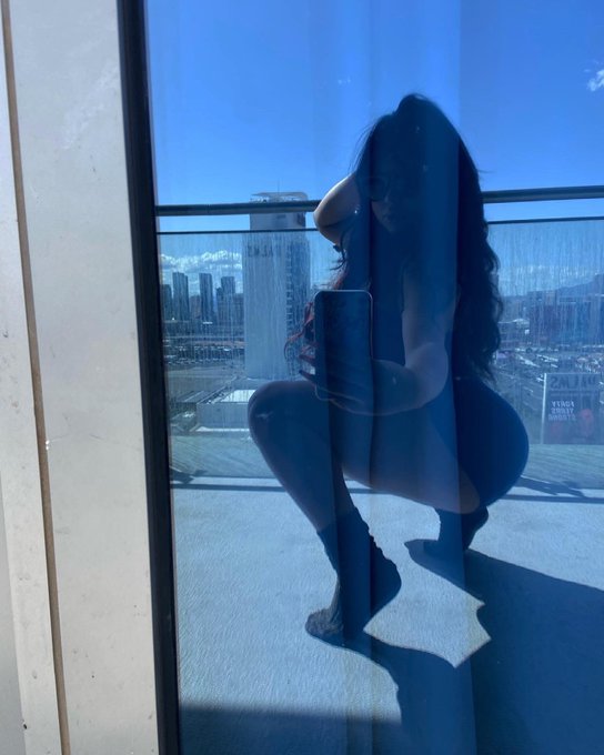 Hot out here for a Bunkgirl ? https://t.co/UGxbPCLpBm