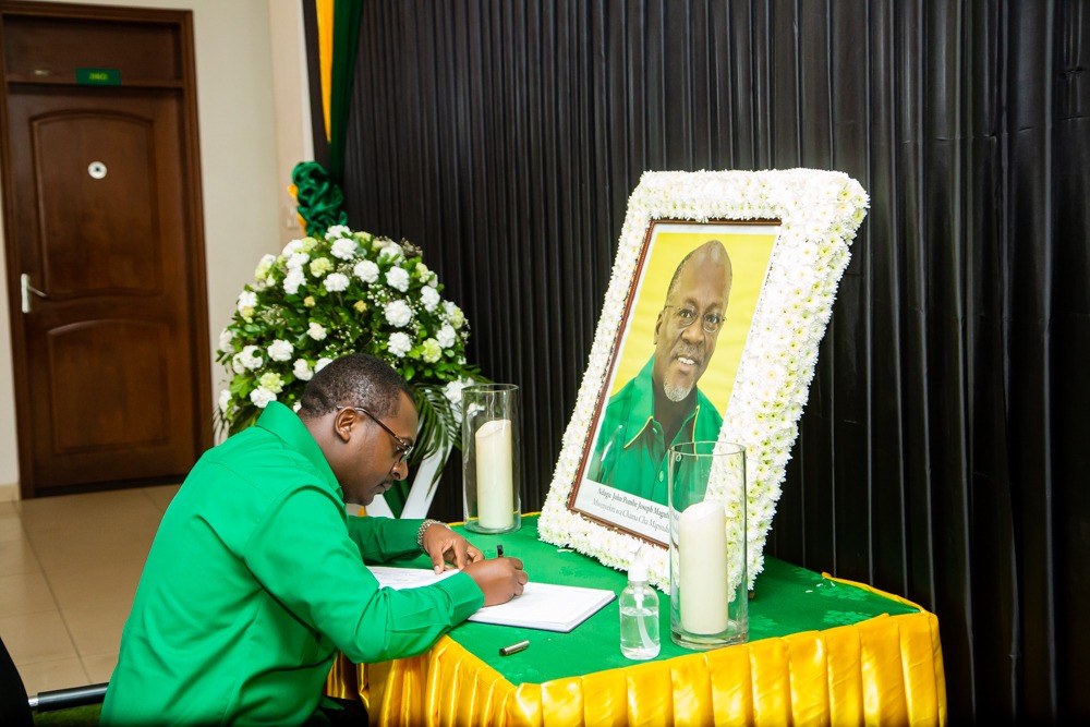 ccm_tanzania's tweet photo. Mwenyekiti wa Jumuiya ya Umoja wa Vijana wa Chama Cha Mapinduzi na Mjumbe wa Kamati Kuu Ndugu Kheri James akisaini kitabu cha Maombolezo ya  kifo cha aliyekuwa Rais wa Jamhuri ya Muungano wa Tanzania na Mwenyekiti wa Chama Cha Mapinduzi Hayati Dkt John Pombe Magufuli Lumumba, DSM https://t.co/M4A6gBa54d