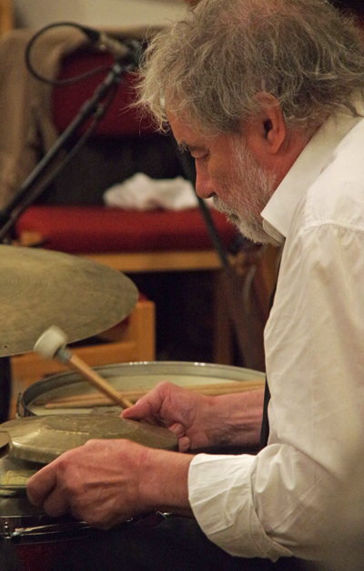 newjazzword's tweet photo. #Tetratne an #inthemoment live session w. #PaulLovens (pic:#SOConnor) #drums + #FlorianStoffner #guitar features a #simpatico dialogue as spiky #twangs + metallic #clangs meet energetic #rumbles + bumps. Review: https://t.co/Q07nAazp7T
#Germany #Switzerland #freejazz #improvjazz https://t.co/awJhTcyCvz