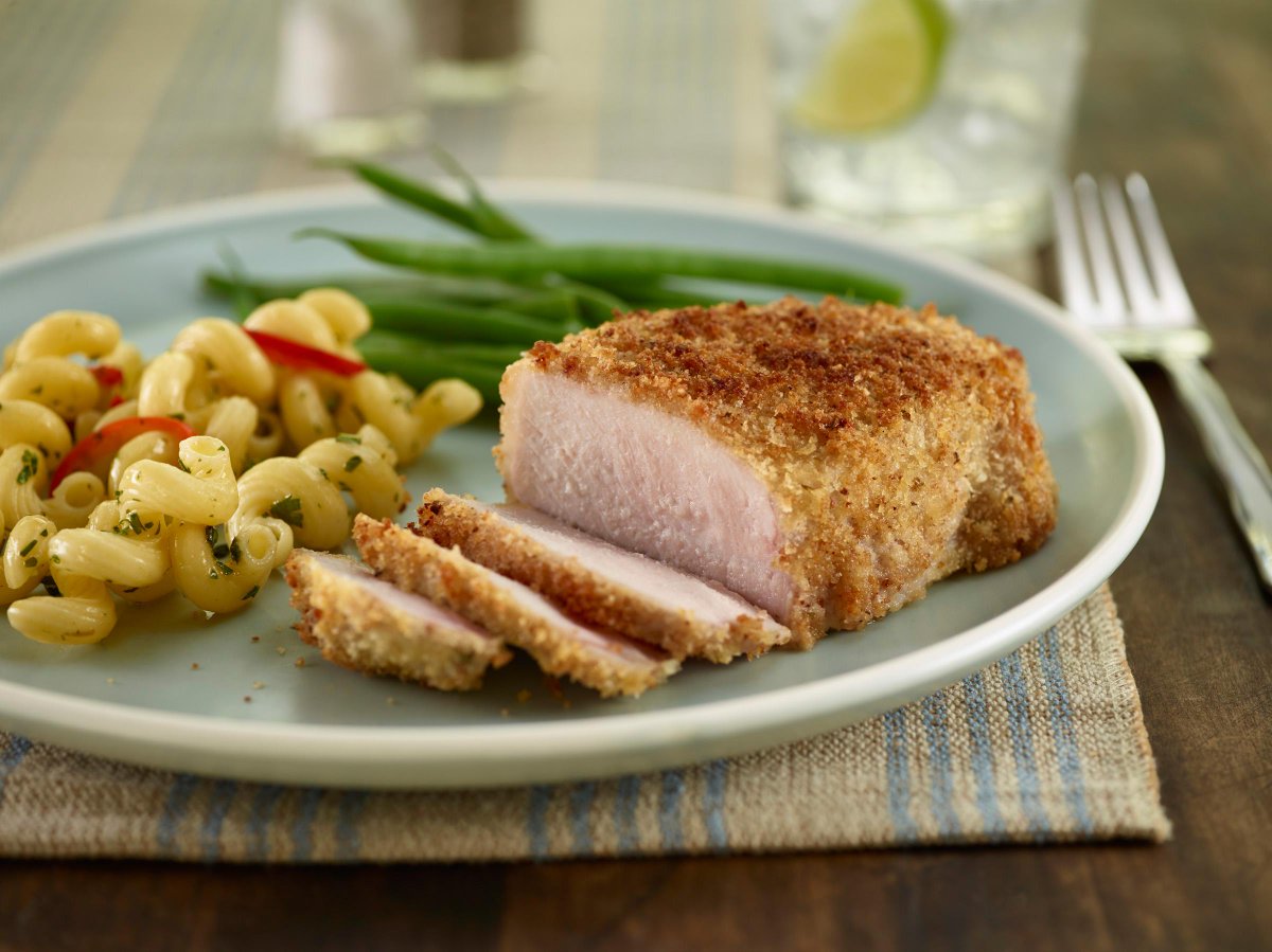 These Parmesan-Crusted Pork Chops make for the perfect weekend meal! Can you believe they only have four ingredients?! 
.
.
Recipe: bit.ly/3s7yD9d