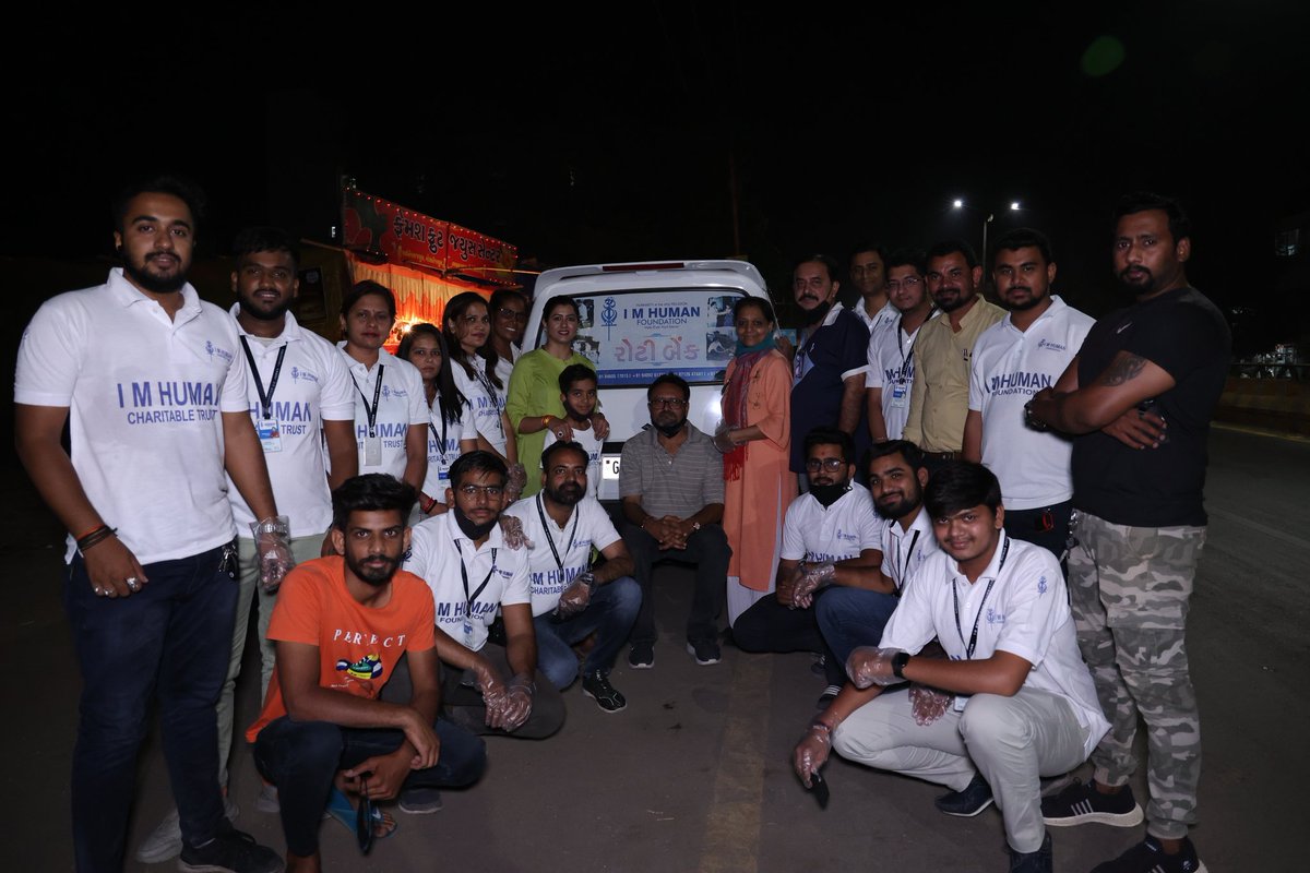 iamhumanfounda1's tweet photo. #20_MAR_21
#I_M_HUMAN_Rotibank द्वारा #Bardoli में लोगों को खाना खिलाया गया। आज हिंदुस्तान की शान बहन @kajal_jaihind द्वारा विशेष उपस्थित रहकर इस सेवा कार्य में योगदान देने के लिए हम दिल से आभार प्रकट करते हैं।
@Sumit00143 @HardipPatel11 @im_StarM @PMOIndia @Swamy39
#foodforall https://t.co/WulzLWQUWL
