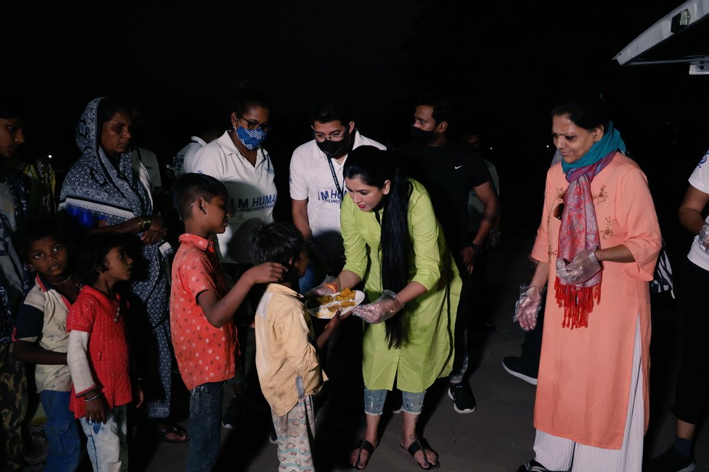 iamhumanfounda1's tweet photo. #20_MAR_21
#I_M_HUMAN_Rotibank द्वारा #Bardoli में लोगों को खाना खिलाया गया। आज हिंदुस्तान की शान बहन @kajal_jaihind द्वारा विशेष उपस्थित रहकर इस सेवा कार्य में योगदान देने के लिए हम दिल से आभार प्रकट करते हैं।
@Sumit00143 @HardipPatel11 @im_StarM @PMOIndia @Swamy39
#foodforall https://t.co/WulzLWQUWL