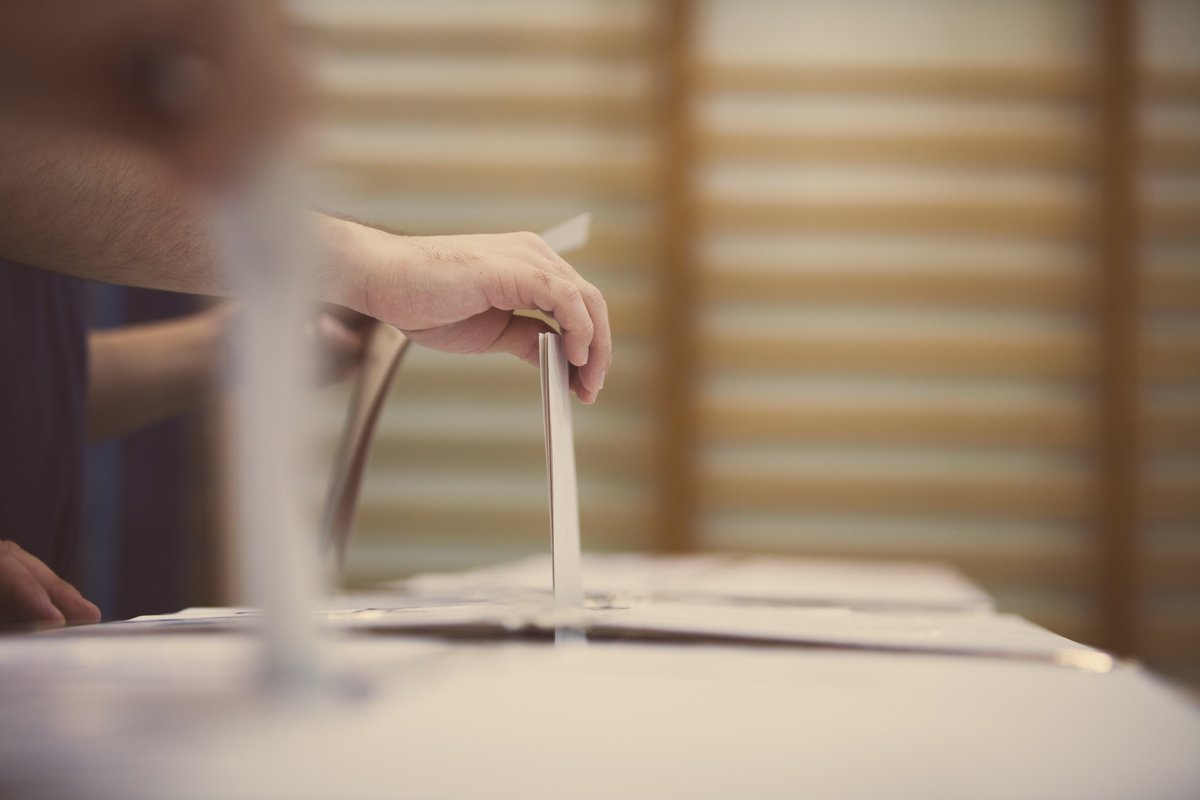czstatistika's tweet photo. ČSÚ sice žije přípravou na blížící se Sčítání 2021, ale nezapomíná ani na své další úkoly. Věděli jste, že se dnes v 5 obcích volí nová zastupitelstva? Výsledky voleb již tradičně zpracovává Český statistický úřad #volby #volby2020 #čsú https://t.co/4Ruw1jQlpX