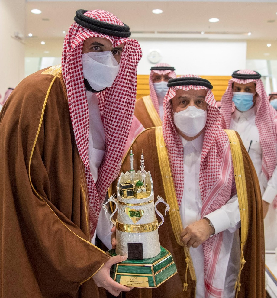 نيابةً عن الملك سلمان.. أمير الرياض يرعى حفل سباق نادي سباقات الخيل على « كأس المؤسس »