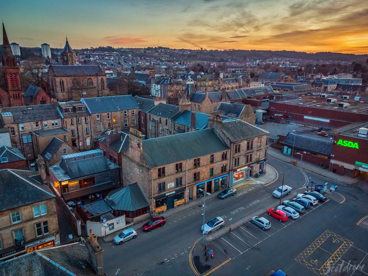 scotdrone's tweet photo. Melville Street in Falkirk at sunset with popular venue Behind the Wall no doubt starting to gear up for welcoming back customers next month ππ»
#falkirk #visitfalkirk #falkirkdelivers #drone #caapfco https://t.co/SBmX5AXqS9