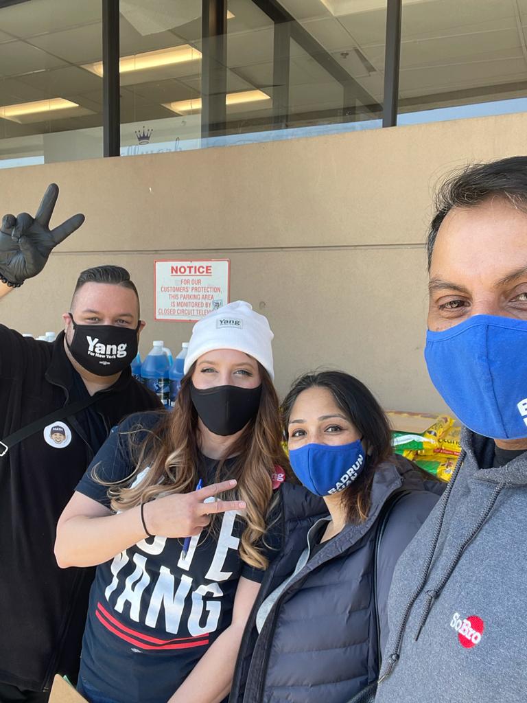Volunteers4Yang's tweet photo. Come to Bay Terrace to sign the #PetitionForYang to help us get @AndrewYang on the ballot for Mayor of NYC. Go to https://t.co/SLCFYiMd3n for your nearest signature location or https://t.co/pW5bdpcESs https://t.co/minyXtv25T