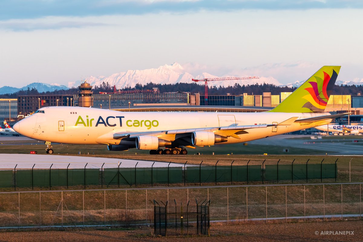 airplanepix's tweet image. AirACT Boeing 747-428F TC-ACM in the very last sunrays at Zurich airport. @AiractC #ZRHMovements #planespotter #aviationphotography #jetphotos #nikonphotography #nikond850 #avgeek #boeing #b747 #cargo #zurich