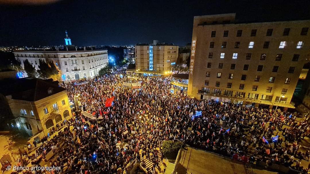 kumiiisrael's tweet photo. איזה ערב מרגש. איזה ערב היסטורי. 50 אלף איש בבלפור בהפגנה הכי גדולה שהייתה כאן מאז פרוץ המחאה: ביום שלישי יוצאות להצביע! זה בידיים שלנו! 💪 אפשר לקבל פה 500 שיתופים? https://t.co/dQoEVkK1xP