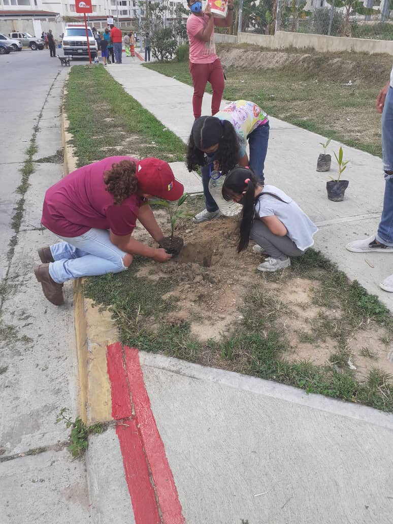 Estamos desplegados en el Urbanismo Ezequiel Zamora Fuerte Tiuna #DemocraciaComunal junto a los vecinos ASÍ NOS ENSEÑÓ CHÁVEZ. GRACIAS PRESIDENTE @NicolasMaduro Venceremos