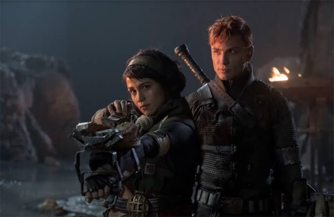 Tava assistindo “Monster Hunter”, filme estrelado pela Milla Jovovich e, do nada, dou de cara com a Nanda Costa. Morenaaaa tá vivaaa!