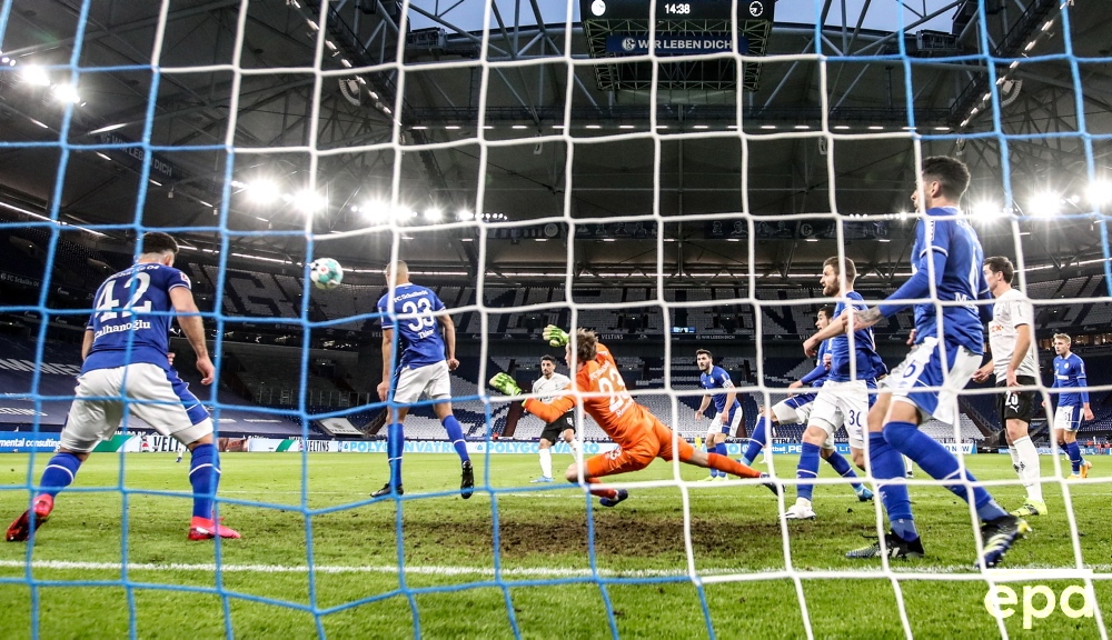 EPA_Images's tweet photo. Moenchengladbach's Lars Stindl (C) scores the opening goal during the German #Bundesliga soccer match between FC Schalke 04 and Borussia Moenchengladbach in Gelsenkirchen, Germany. 📷 epa / Friedemann Vogel

#S04BMG #soccer #football #epaphotos #visualizingtheworld https://t.co/QQSDNxFG8A