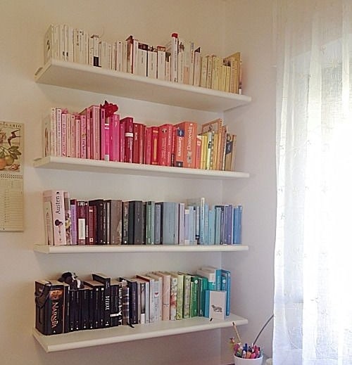 Uma boa maneira de organizar teus livros? Por cores!! Isso mesmo... Olhe essa foto como ficou bacana essa organização!!!✨🤭🌼... Também pode ser por títulos, autores, assunto, tamanho ... Me diz aí, como tu organiza teus livros??? 🤔🙂