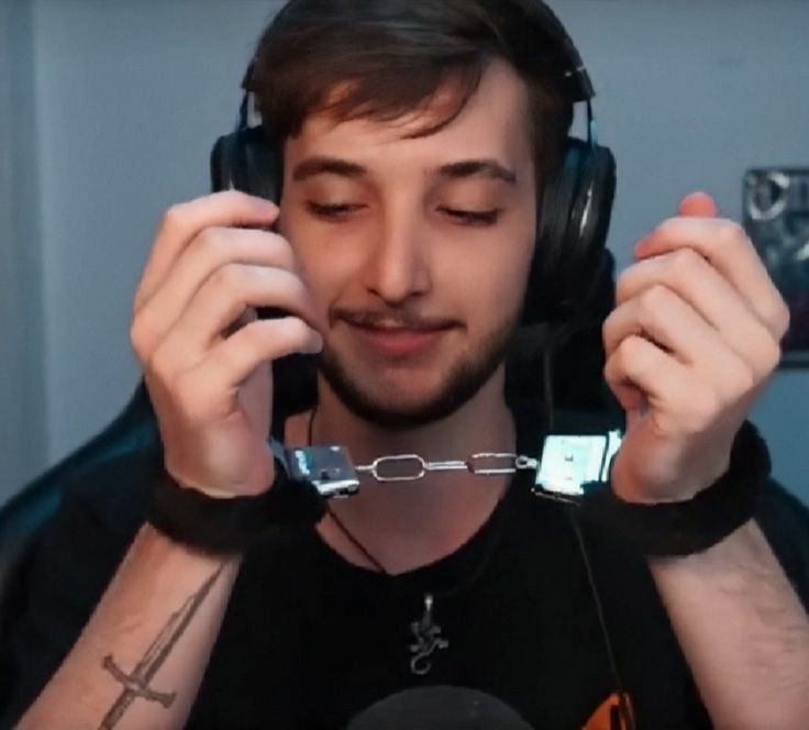 EllieSatuurn's tweet photo. Olhem para eles. Eles passam horas fazendo live, falando com uma câmera, e falando merda, os ajudem a superar essa vida de streamer

#savecalango #savekalera #savetrizejao https://t.co/Fc5oFnbbHJ