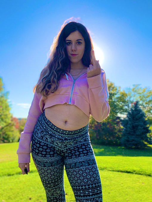 2 pic. Worship a greedy, hot, rich and athletic Goddess like @diamondanii. She has virgins, simps, atms