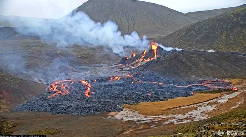 InternetGeog's tweet photo. A webcam is now broadcasting live from Fagradalsfjall, facing Geldingadalur. You can skip through the last 4 hours of activity. Be prepared to lose some time on this! 

https://t.co/1JK80TQGMM https://t.co/2N8yeDCZtr