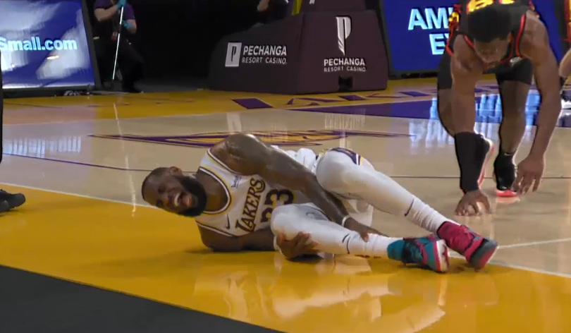 TrashTalk_fr's tweet photo. Terrible image...

... mais juste, pour la précision : on voit LeBron se tenir le haut de la cheville. Difficile de savoir de quoi il s'agit précisément, et on aura davantage d'infos dans les heures à venir, mais la high ankle sprain est une piste évidemment envisageable. https://t.co/wMSlCvjN01