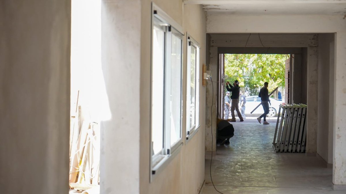 BAeducacion's tweet photo. Vila y Zavatarelli también visitaron el edificio en construcción de la Secundaria 5. La obra comenzó durante la pandemia y finalizará en los próximos meses. El nuevo edificio estará preparado para realizar el proyecto institucional de la escuela, especializada en Arte-Teatro. https://t.co/DogTRJqU4X