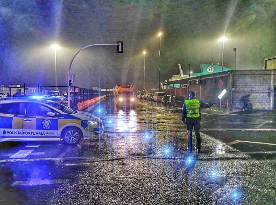 2️⃣4️⃣H 3️⃣6️⃣5️⃣D 
Buenas noches!🛂 Párese aquí por favor!👮
#PoliciaPortuaria #PortAuthorityPolice #HarblurPolice #PoliciaLocal #PoliciaNacional #GuardiaCivil #Ertzaintza #Mossos #PoliciaForal #PoliciaCanaria #VigilantesSeguridad #GuardiaUrbana #GuardaRural
