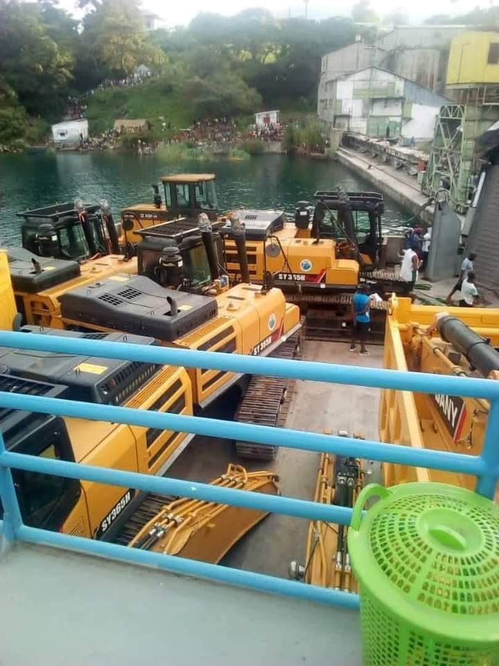 KahijYav1's tweet photo. #TANGANYKA: Voici en image l'arrivé des engins à KABIMBA ( 60 Km de KALEMIE), pour le début de travaux de construction de la nouvelle CIMENTERIE #INTERLACS, initiative du Gouverneur @zoekabila #Mwanzambala le bâtisseur silencieux https://t.co/MOXlBlLa9o