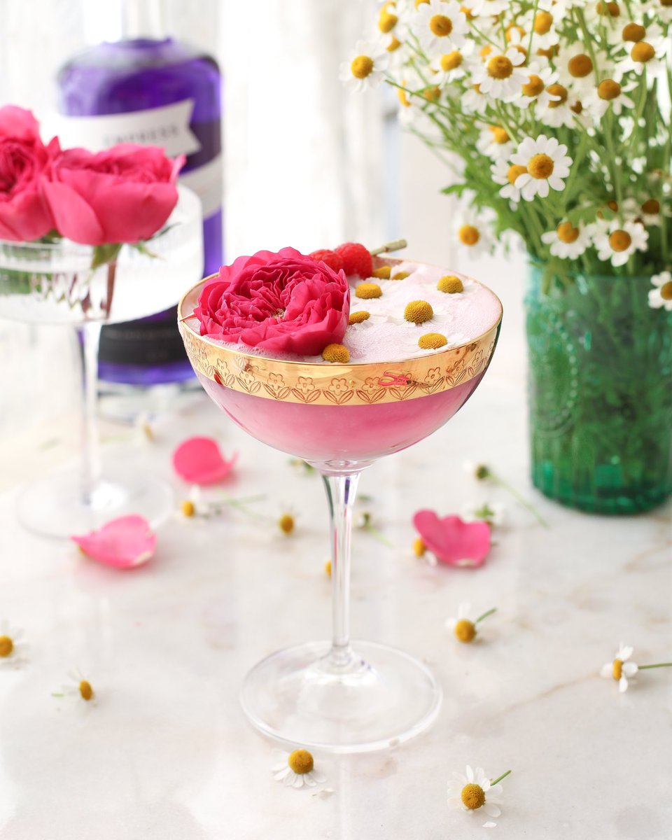 Cheers to my favorite season! It’s the first day of spring, and I’m celebrating with my Garden Party #cocktail🍹🌷🌸 #ad This pink drink sings spring! Adding citrus to the <a href="/Empress1908Gin/">Empress1908Gin</a> gives this tipple its gorgeous fuchsia hue 💕 Full recipe: lovehappyhour.com/LHH/blog/Makin…