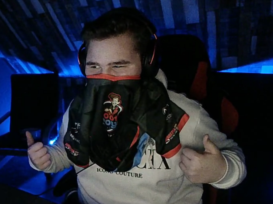 User1415632637's tweet image. . @LootBoyEsports is zwar ne xs und es wird ihm niemals passen aber guckt wie ready er is #perfectsize
Der süße: @LostSize