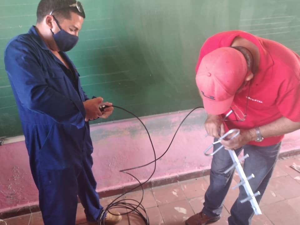 DMESandino_sa's tweet photo. Se realizan acciones de reparación en el seminternado XX Aniversario del Asalto al Cuartel Moncada en #Sandino, con la instalación de antenas exteriores y reparación de televisores.#CubaMined  #PinardelRio @CubaMined @elsa_ena @EvelioHerreraP1 @Esperan48683932 @YadiraA87410523 https://t.co/EU5IOyK08A