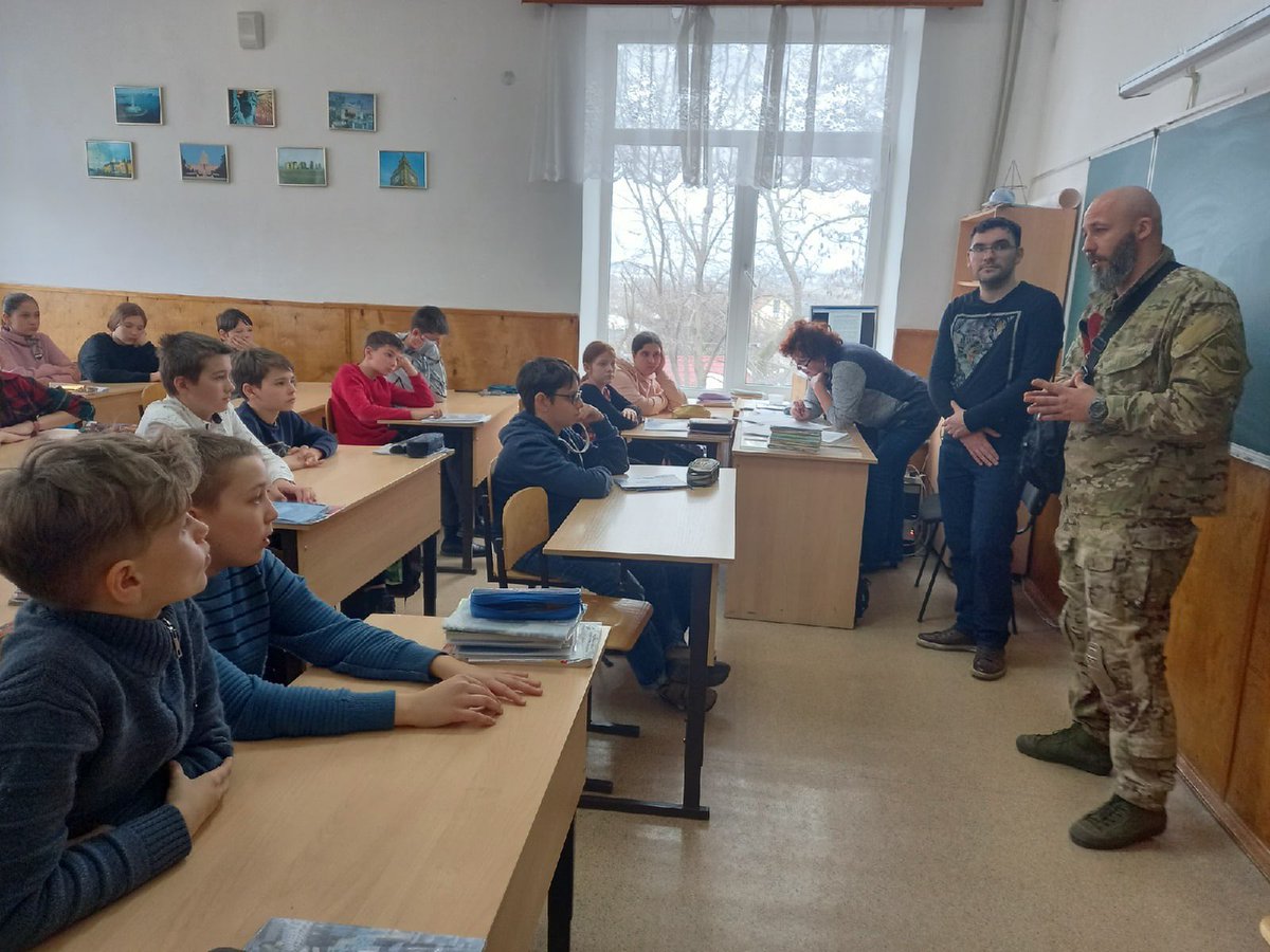 Вот прям то, что надо. К ученикам 6 класса «Б» севастопольской школы N9 на урок мужества пришел сотрудник спецподразделения «Беркут» и рассказал без лишних страшилок о событиях на киевском Майдане в 2014 году. Судя по лицам ребят, желающих в революцию среди них не наблюдается