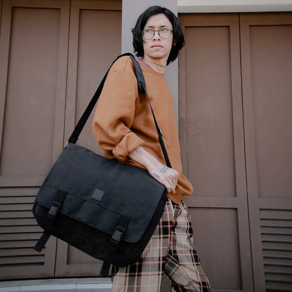 harlothid's tweet photo. Orion messengee bag, muat bawa laptop 15". Bahan pakai polyester waterproof juga. 🙏🏻 https://t.co/jr8iorR9Rk https://t.co/bT2YSOozTn