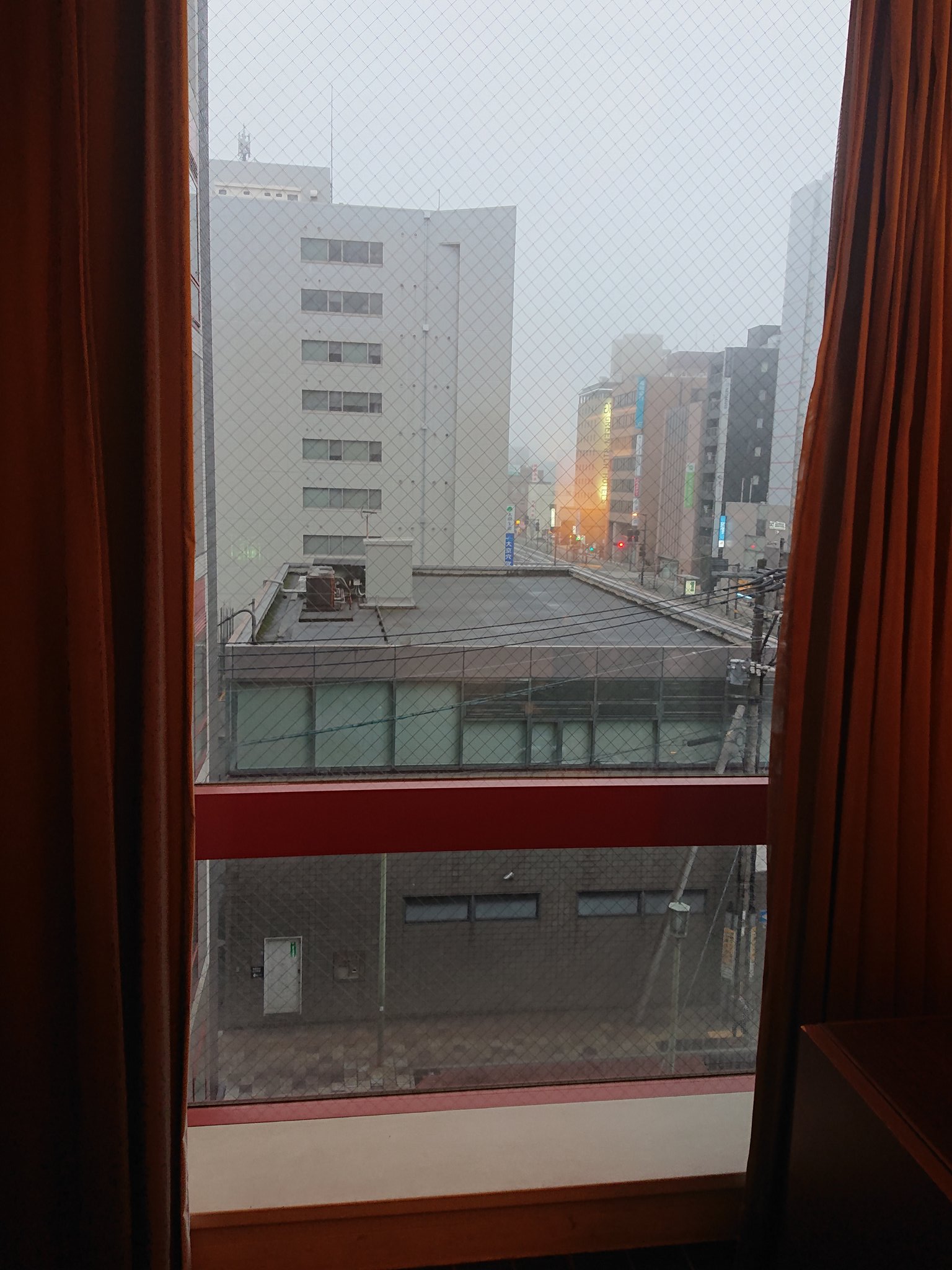 露出　窓際 