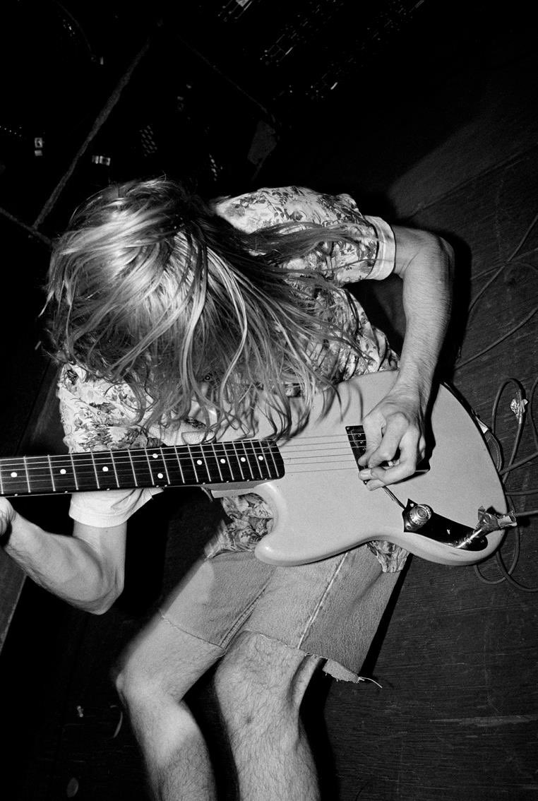 MiserableG0th's tweet photo. kurt cobain in a dress on stage, 27 april 1990 https://t.co/XAq2QRRcu3