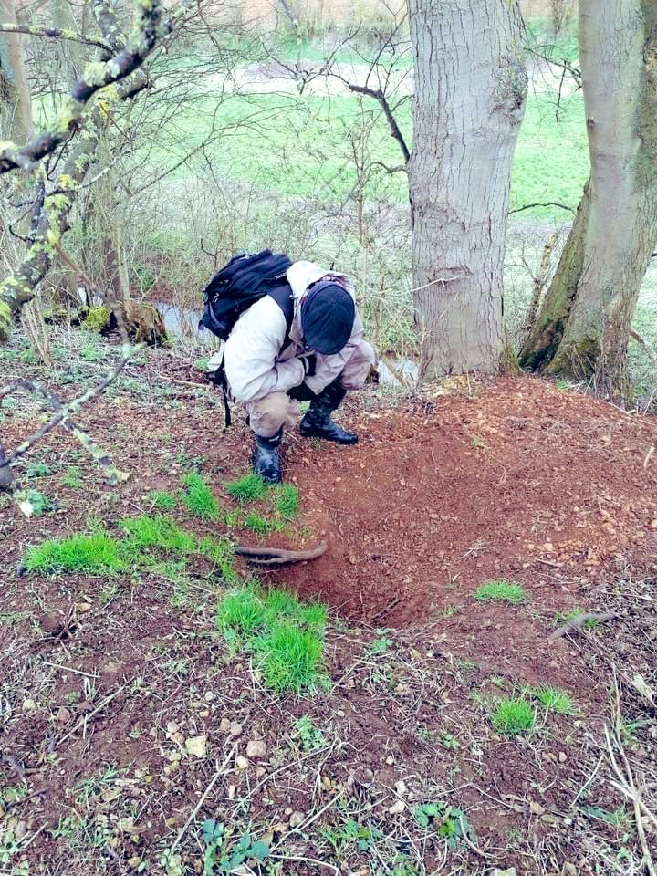 Boots on the ground today in and around our local area, sett surveying in prep for the barbaric badger cull that this government seems to fully back 

If you like what we do and can support us to stay in the field, buy us a coffee with the link below:

Ko-fi.com/Lincssabs