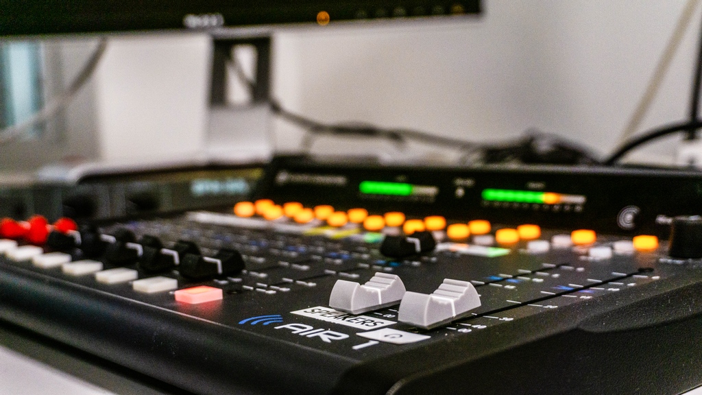 SacStateASI's tweet image. Want to listen to some hot tunes? Tune in NOW to @kssuSparky for all the greatest hits! 

🎧KSSU is Sac State's ONLY Student Run Radio!
🎧Listen live 24/7 on kssu.com!
🎧Follow @kssuSparky on Twitter and Instagram! 

Listen Live: kssu.com