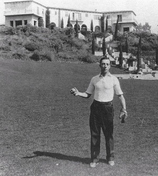 Playing a little catch in the 'yard'. 
#FirstDayofSpring
#BusterKeaton
#ItalianVilla #Baseball 
#BusterLove🍀