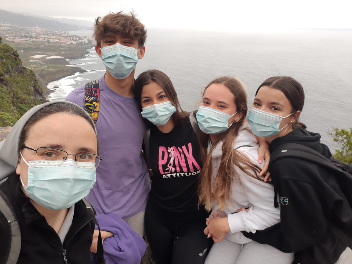 RealejosNazaret's tweet photo. Salida del grupo de Fe y Compromiso.
¡Un paseo a pié desde Santa Úrsula hasta el Puerto de la Cruz! Un encuentro en la naturaleza, con oportunidades para profundizar, compartir y encontrarse con Dios. 
#DíasDeOro #Gracias #FeYCompromiso @pmarialr @coleinnovadores #Jóvenes https://t.co/or4p20OjZv